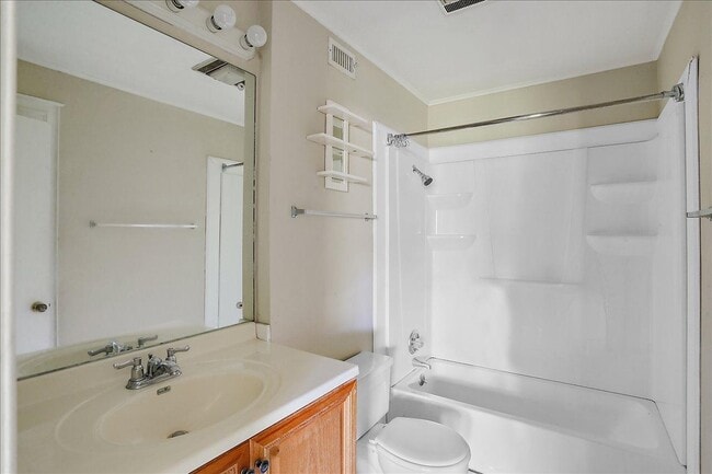 Building Photo - 14 Shore Dr