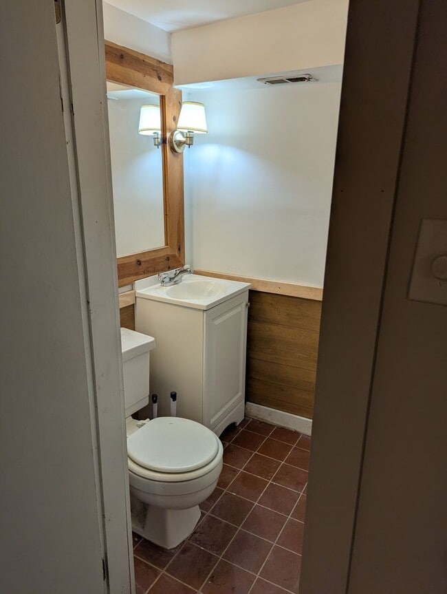 Building Photo - 2 Bedroom 1.5 Bathroom Single Family Home ...