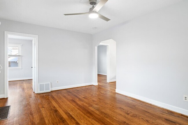 Building Photo - 2 Bed / 1 Bath Bungalow. Dog Friendly. Fenced Yard.