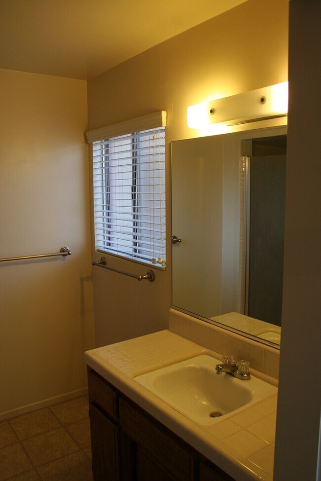 Building Photo - Cute 3 Bed + 2 Bath Home For Rent in Laurelglen Area