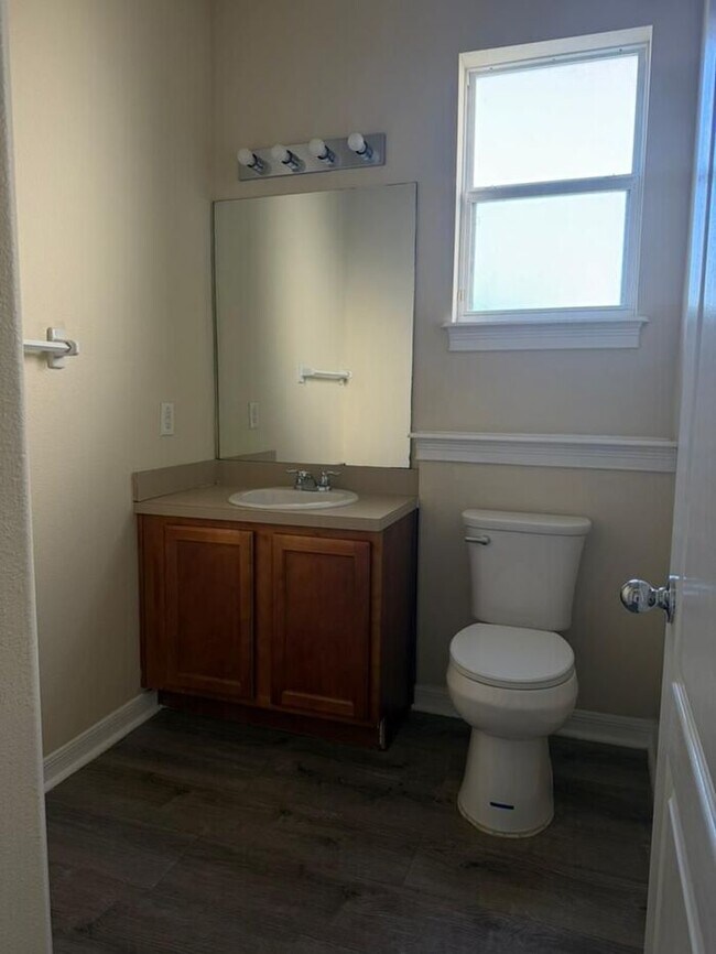 Building Photo - Updated 3 bed 2.5 bath Townhome