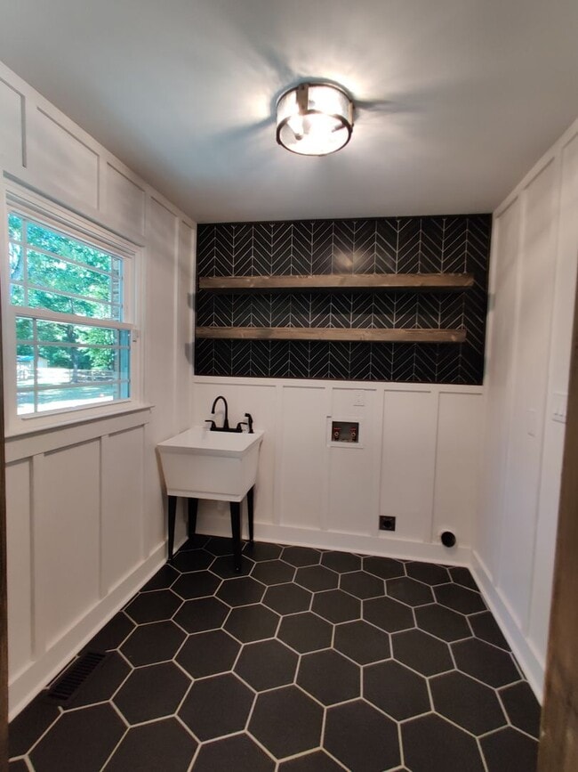 Building Photo - Renovated 3 Bedroom Home in Oakdale