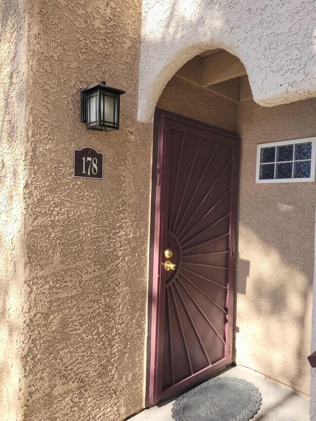 Building Photo - *Great 3 Bedroom Condo in Lakes Area*