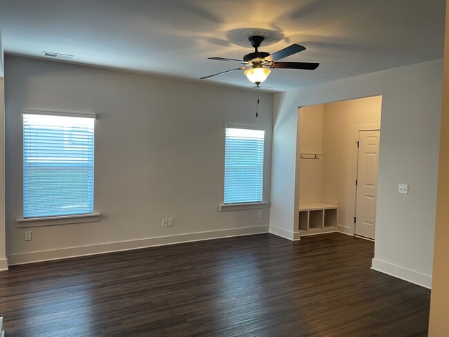 Building Photo - 3 Bedroom Home With Spacious Garage