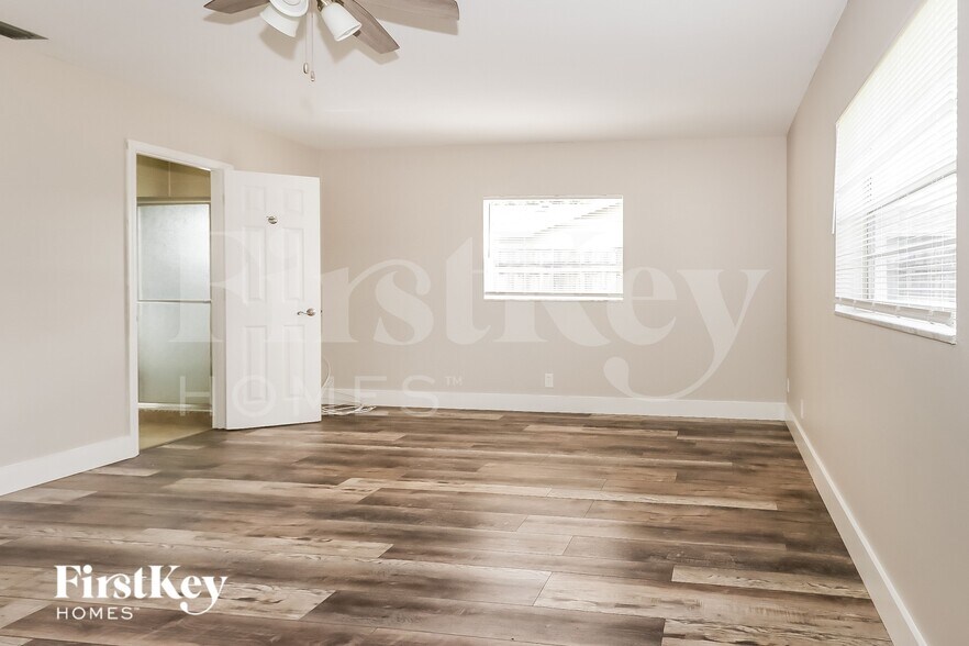 Building Photo - 8800 SW 10th St