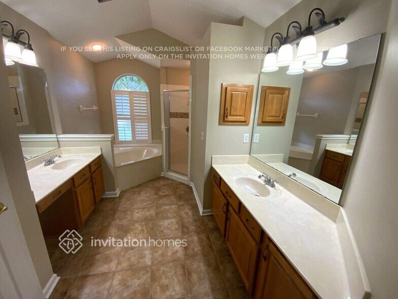 Building Photo - 4013 Lonicera Loop