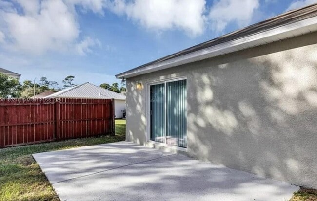 Building Photo - 2210 Whispering Trails Dr