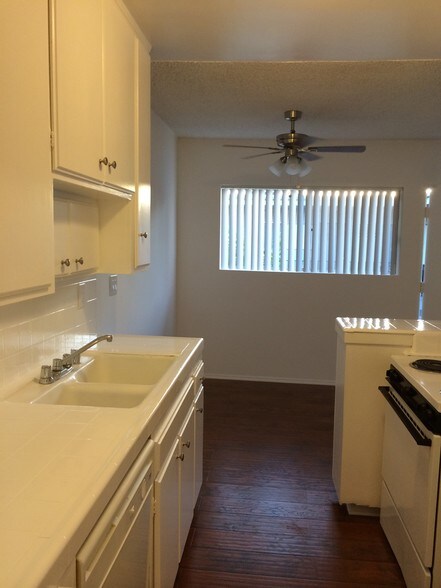 Building Photo - 13855 Burbank Blvd