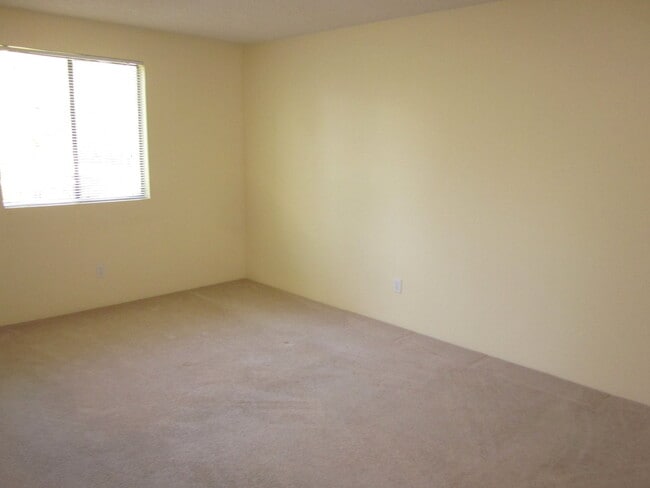 Building Photo - Cute and Cozy 1 Bedroom Condo in Gated Tim...