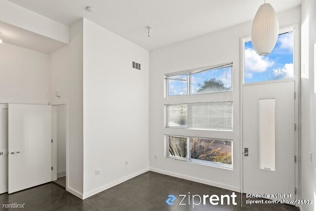 Building Photo - 2 br, 2 bath Townhome - 2910 Mandela Pkwy,...