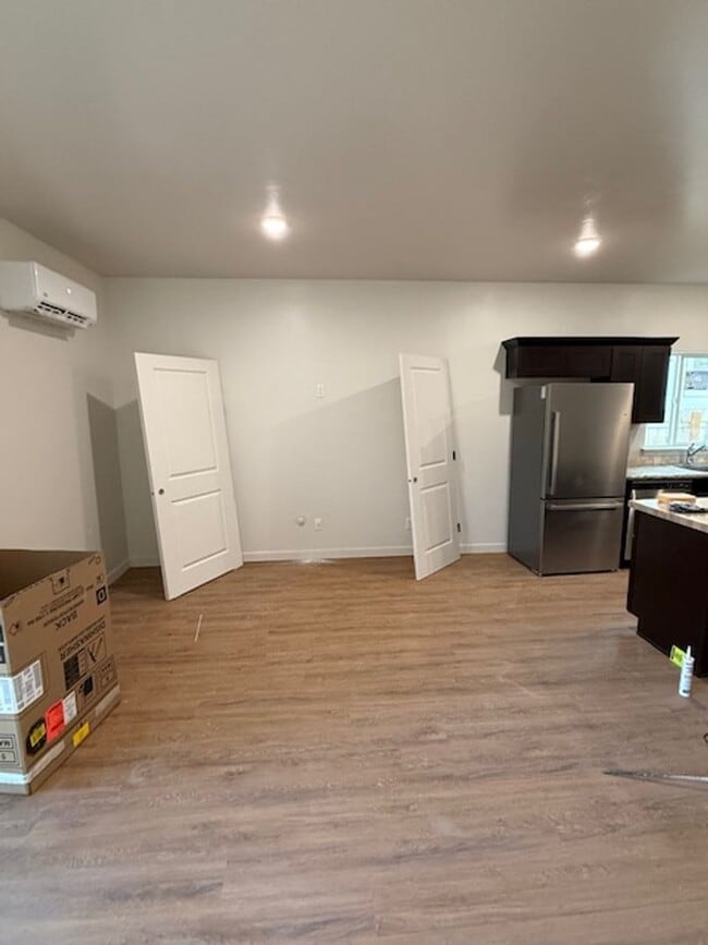 Building Photo - 504 S 5th St