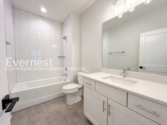 Building Photo - 4 Bed, 4.5 Bath Town Home with Garage / Available Now!