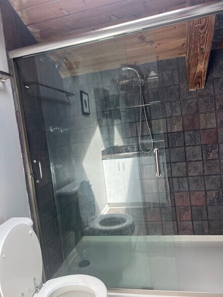 Building Photo - 1140 W Cornelia Ave