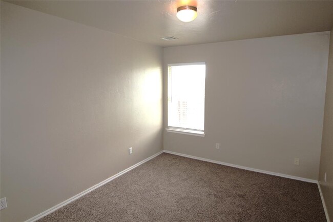 Building Photo - 4518 SE 77th St