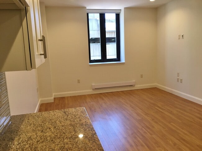 Building Photo - 875 Elm St