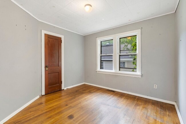 Building Photo - 631 S Newton Ave