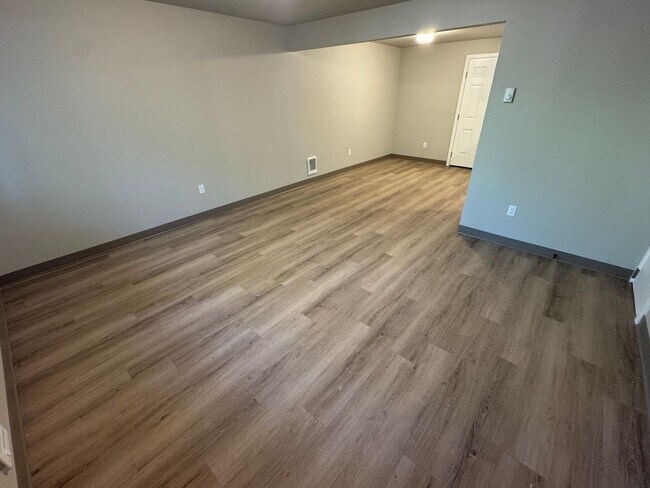 Building Photo - (248) 2 Bdrm / 1 Bath Town Home - Newly Remodeled