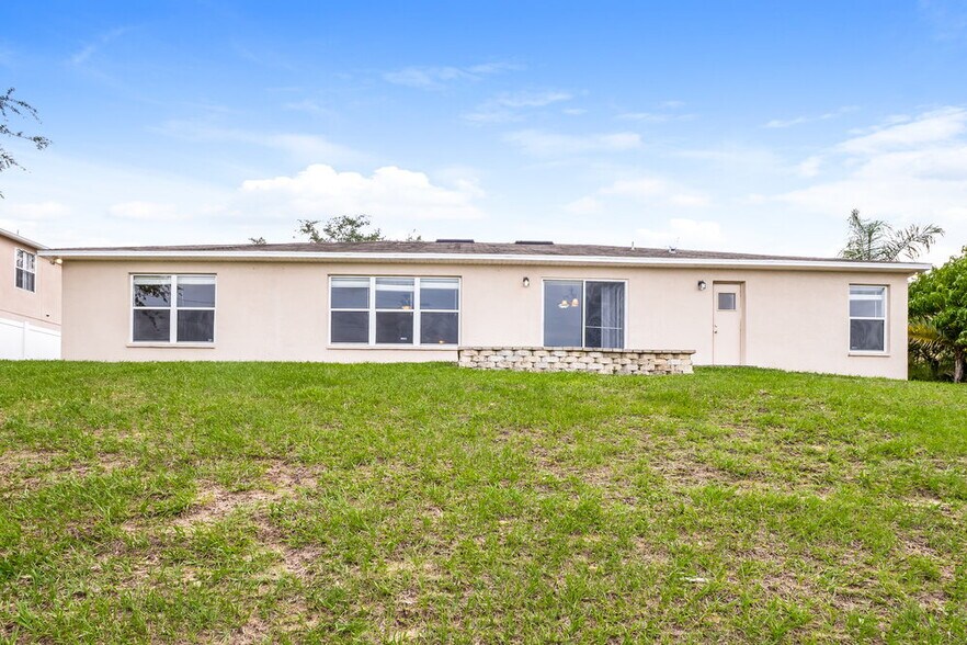 Building Photo - 621 Skyridge Rd