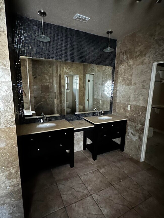 Building Photo - 431 Puig Dr