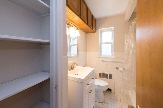 Building Photo - Extra Spacious Top Unit Duplex