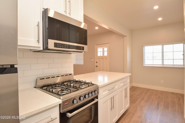 Building Photo - 130 N Cherry Ave