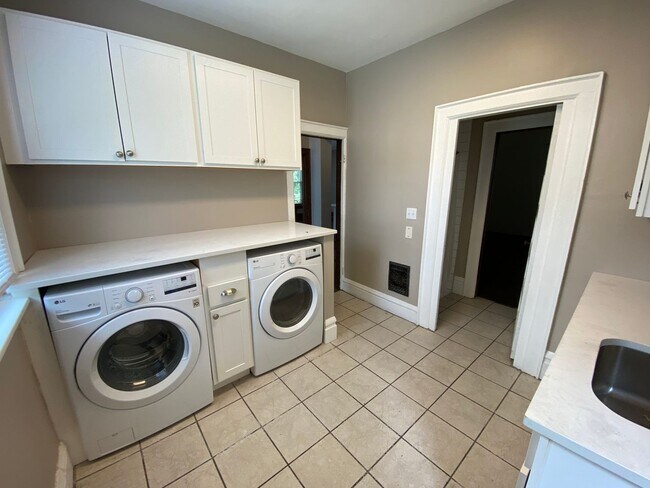 Building Photo - 262 E 19th Ave