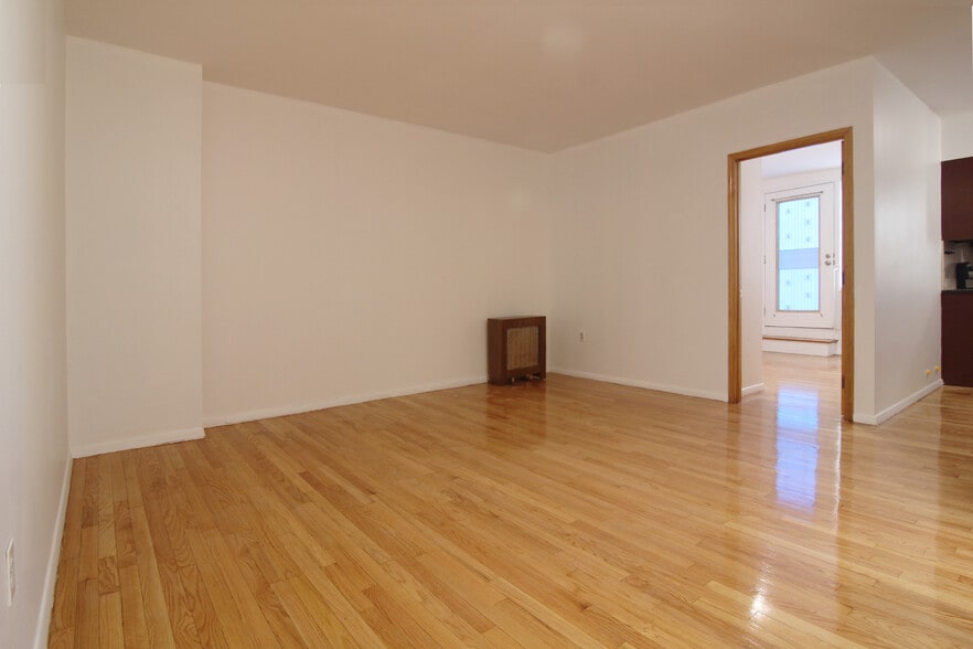 Primary Photo - 10513 Metropolitan Ave