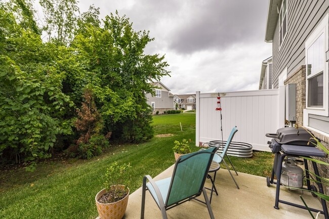 Building Photo - 1730 Frodo Wy