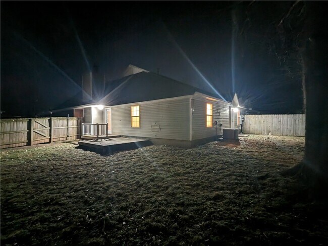 Building Photo - 2082 E Farr Ln