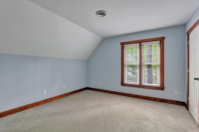 Building Photo - 3 Bedroom Cape in Brandermill!