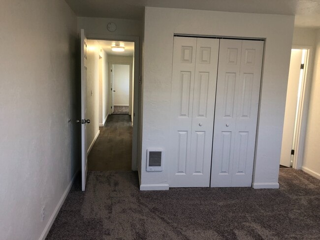 Building Photo - Updated 3 bedroom 1.5 bath duplex!