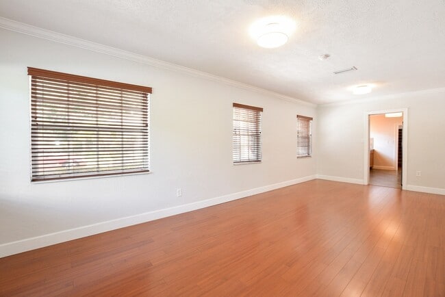 Building Photo - Charming 4/2 Colonial Town North Home with...