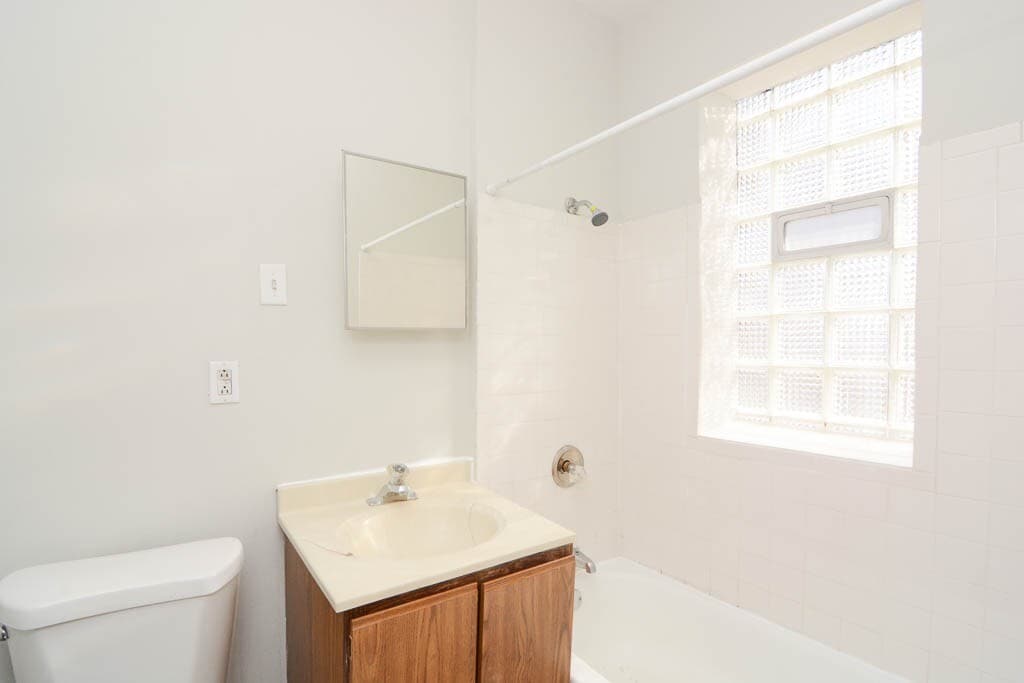 Building Photo - 627.5 W Barry Ave