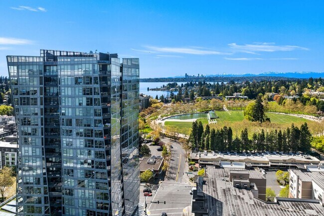 Building Photo - 2Bd/1.75Ba Bellevue Condo
