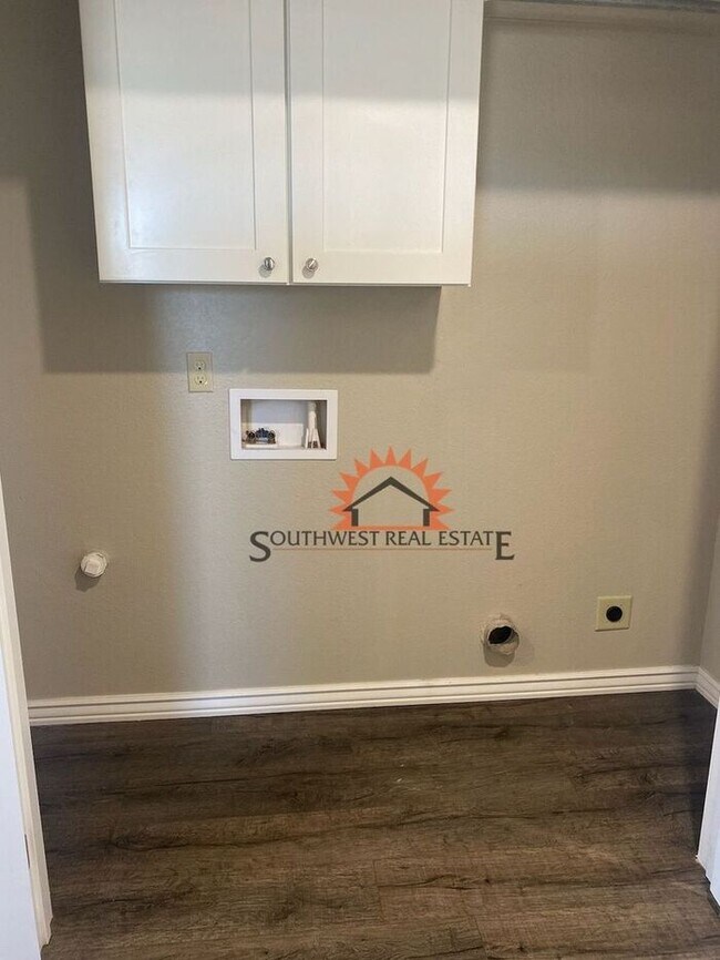 Building Photo - Modern duplex 2 bedrooms 2 baths