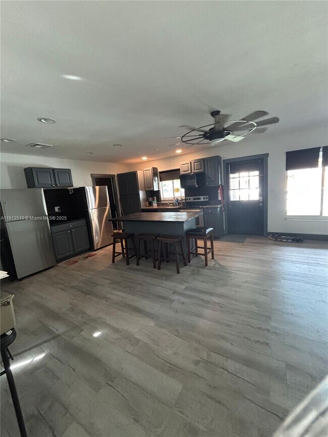 Building Photo - 2002 NE 43rd St