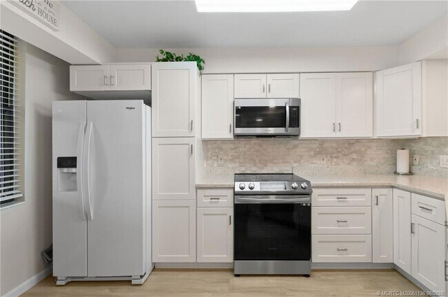 Building Photo - 9650 S Ocean Dr