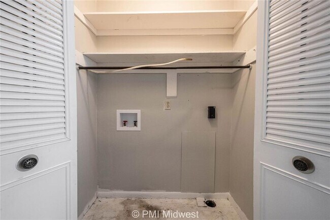 Building Photo - 207 W Green Meadows Dr