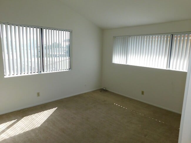 Building Photo - Lovely 2 BD 2.5 BA Two Story Townhouse