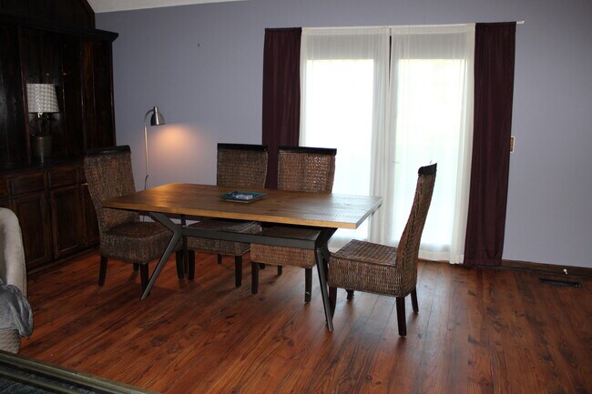 Building Photo - 2115 Pineshore Ct