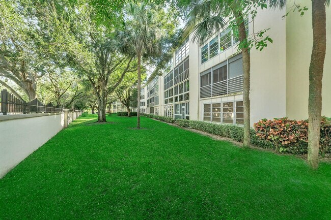 Building Photo - 1901 Bermuda Cir