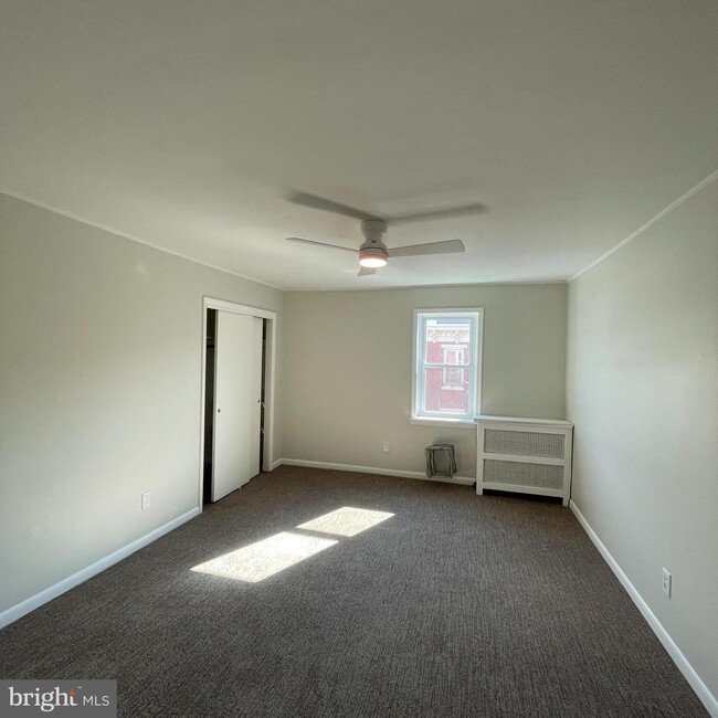 Building Photo - 2721 E Somerset St