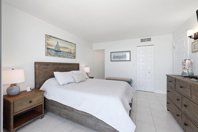 Building Photo - 9940 S Ocean Dr