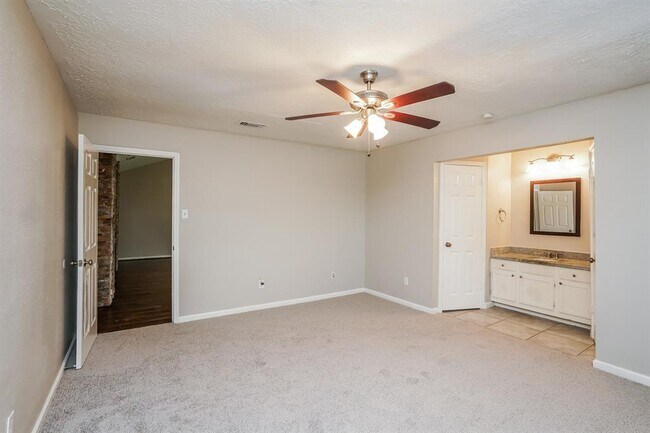 Building Photo - 17927 Lake Manor Dr