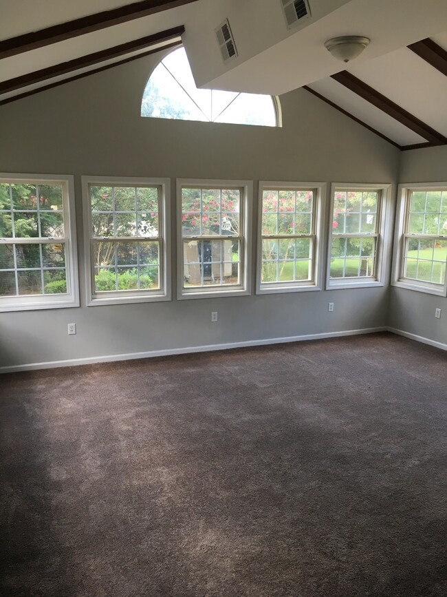 Building Photo - 4 Bedroom 2.5 Bath home with Large Sunroom...