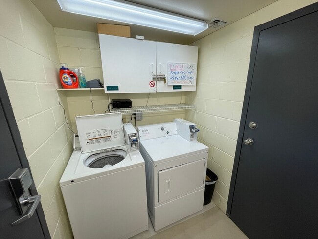 Building Photo - 2304 Skyline Way