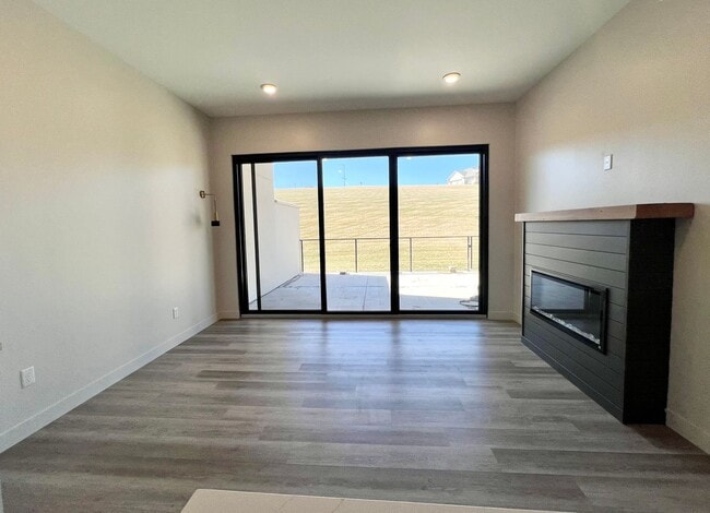 Building Photo - Modern Executive Level Condo near Colbert Hills Golf Course