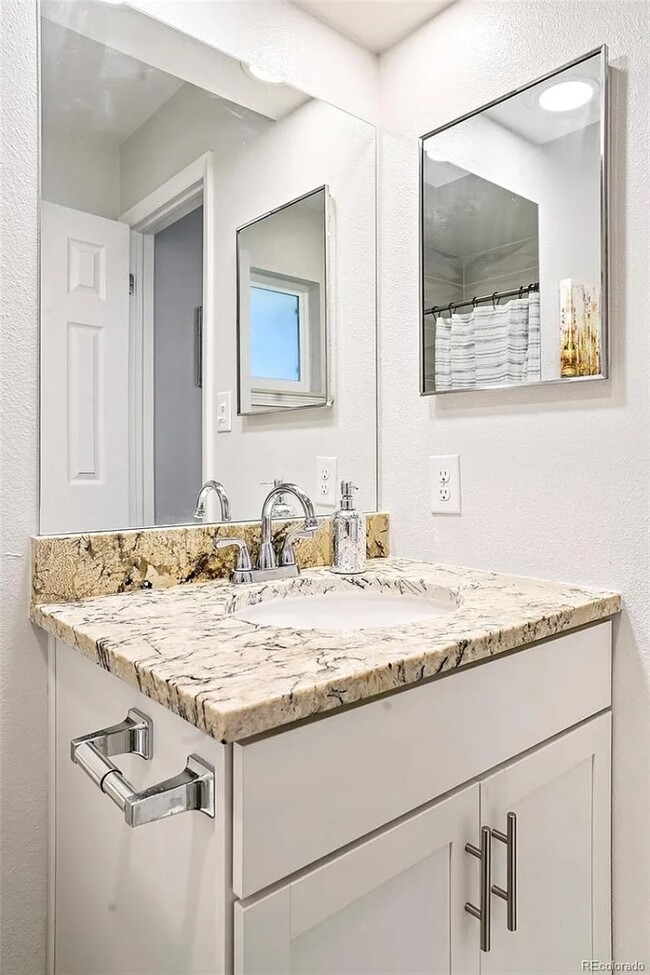 Building Photo - Gorgeous 4 bedroom modern home in Holly Hills