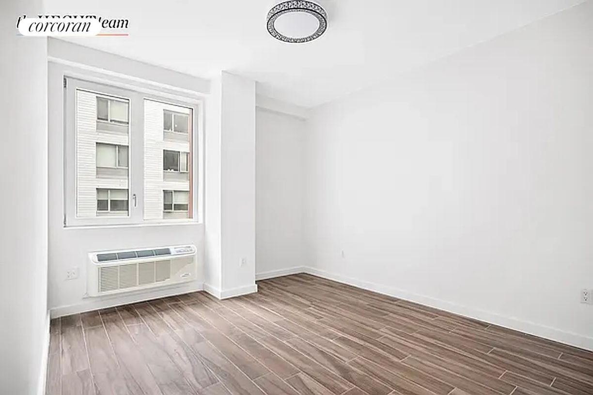 Building Photo - 906 E New York Ave