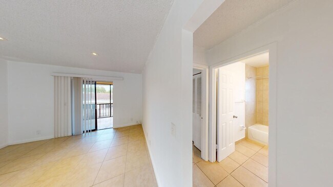 Building Photo - 1580 Montauk Dr